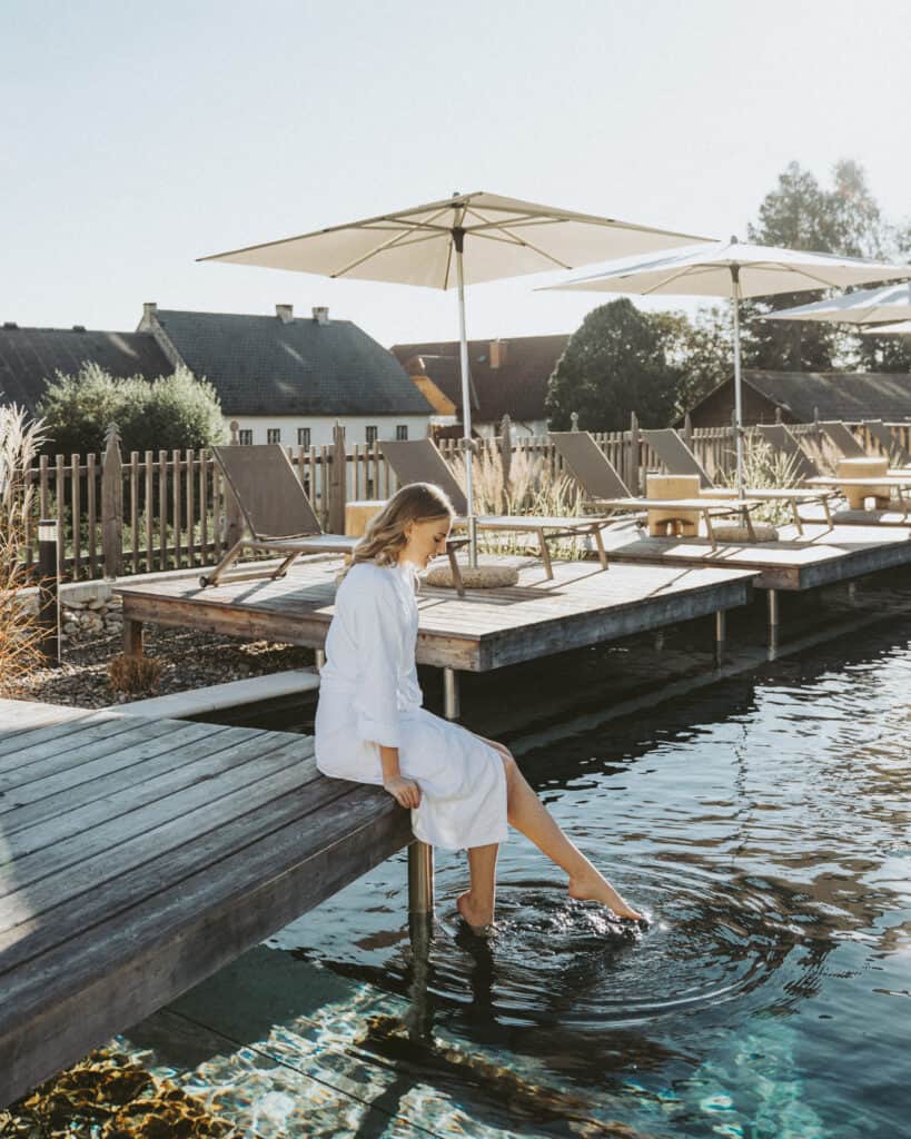 Frau Füße im Wasser Teich DSC05114